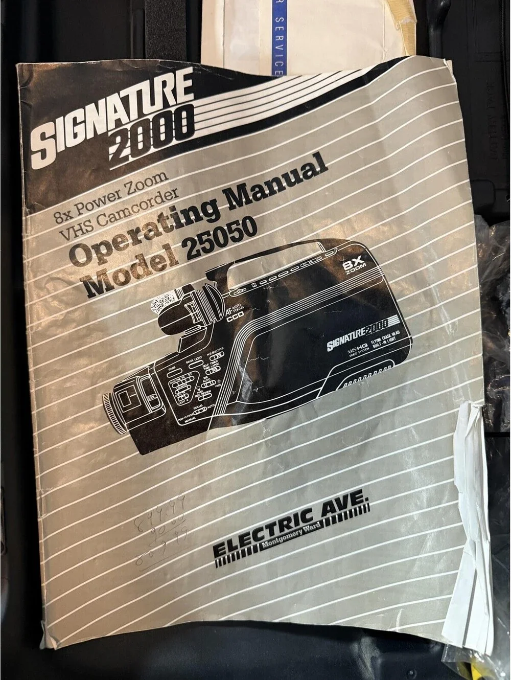 Signature 2000 25050 VHS Camcorder 8X Zoom AF CCD Handheld